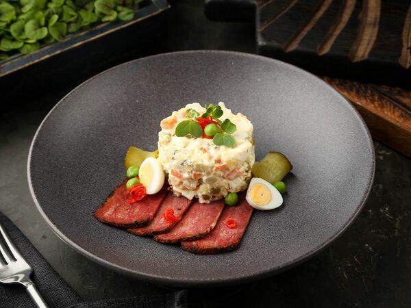 Бургерная №1 - Фирменный оливье с домашним пастрами