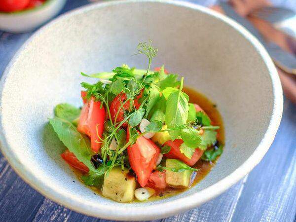 Toscana grill - Лёгкий салат с авокадо, томатами, чесноком и кинзой