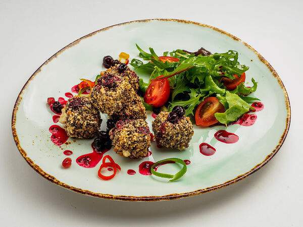 Кинза - Жареный сыр сулугуни с соусом из черники