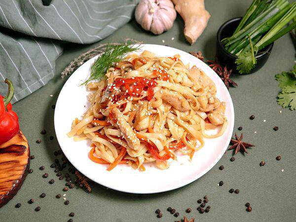 МамАзия - Удон с куриным филе в сливочно-чесночном соусе