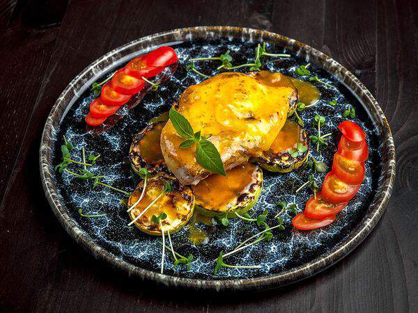 Территория - Куриная грудка в имбирно-апельсиновом соусе с цукини-гриль