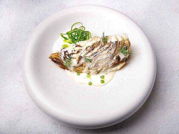 Red wall - Стейк из капусты, соус дорблю и черный трюфель