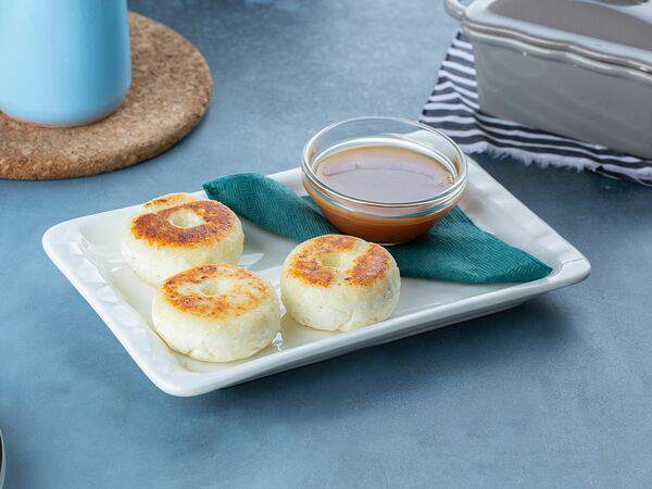 Славный кофе - Сырники с солёной карамелью и сметаной