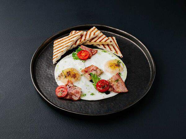 Etna coffee - Глазунья с томатами и беконом