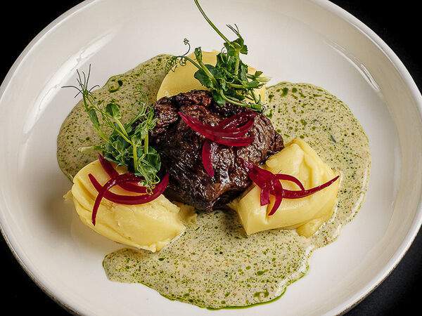 Мона - Говяжья щека с трюфельным пюре и соусом из кунжута