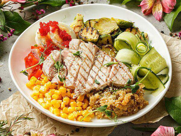 Вэлфед - Боул с тунцом, яйцом, брюссельской капустой и киноа в соевом соусе и пюре из манго