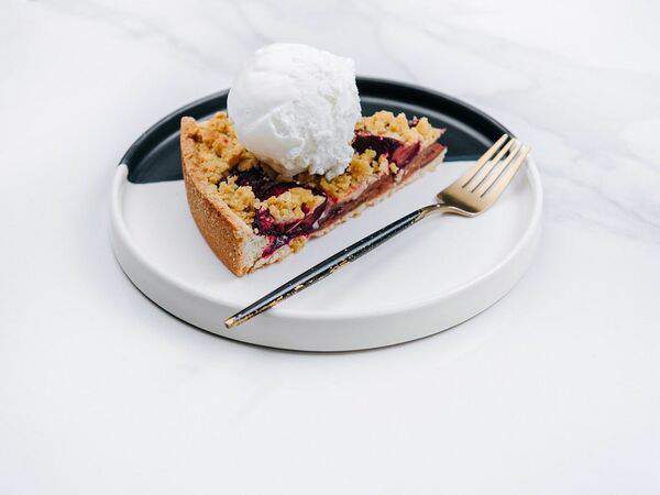 Воронка кофе и вино - Сливовый крамбл