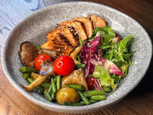 Sw bar - Салат Теплый с лососем и вешенками