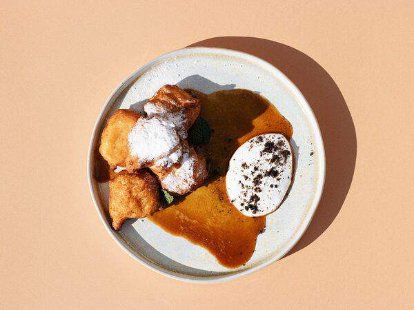 Гнездо - Творожные пончики с соусом карамель и сметаной