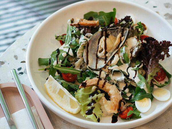 Black Fox - Теплый салат Маринара с морепродуктами в сливочном соусе