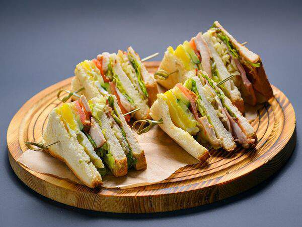 Krug - Клаб-сэндвич с копченой индейкой и беконом