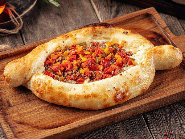 Ларисс Иванну Хачу! - Хачапури по-аджарски с мясом и овощами