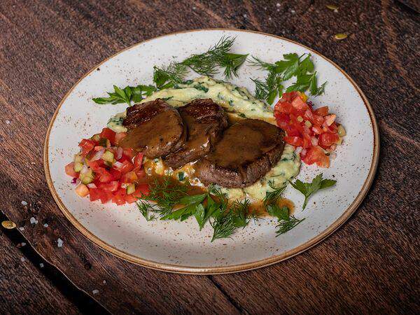 Philosophia Life - Медальоны из говядины с картофельно-шпинатным пюре