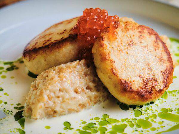 Сказка - Биточки из дикой щуки с полбой, красной икрой и эспумой из пармезана