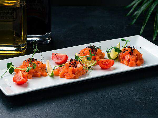 Catch - Тартар из лосося под соусом песто с вяленым томатом и сыром крем чиз