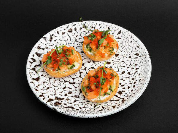 Under Bar - Брускетта с лососем
