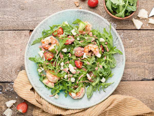 Пряности & Радости - Салат Листья рукколы с креветками, томатами и свежей клубникой