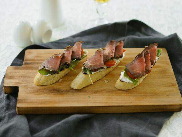 Маленький Париж - Брускетта с ростбифом