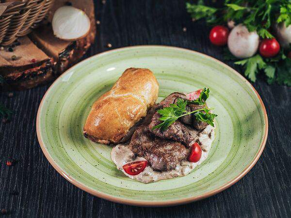 Околица трактир - Медальоны из свинины с картофельным пюре