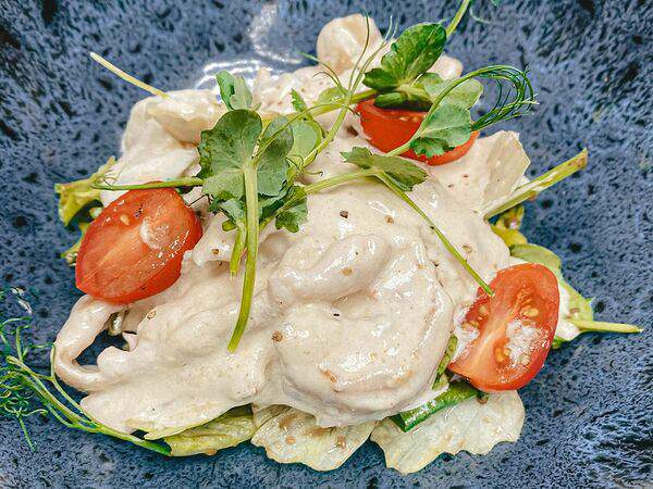 Квартира - Теплый салат с морепродуктами в соусе блю чиз