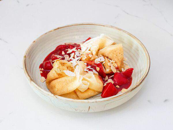 Гаврош - Блинчики с воздушным творогом и ягодным соусом