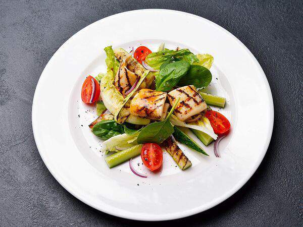Британника - Теплый салат с кальмаром на гриле
