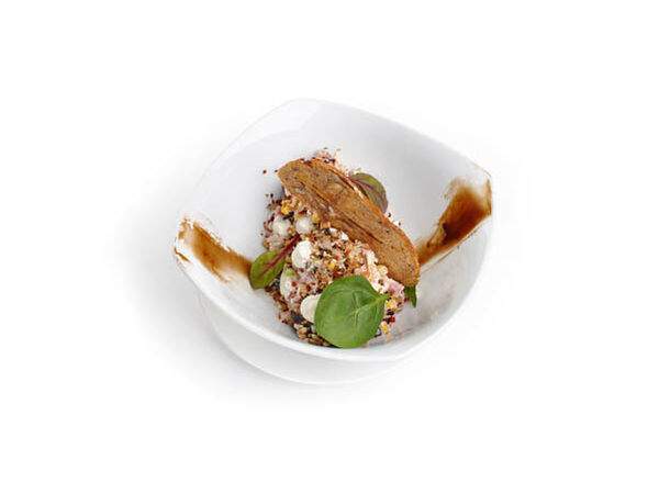 Гриль бутыль - Салат с копченой курицей и черносливом