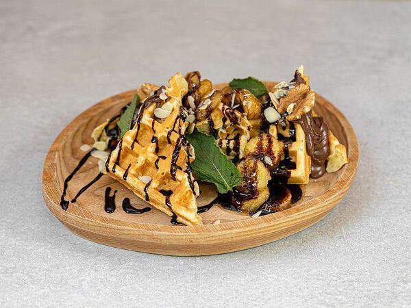 Sample Coffee - Бельгийские вафли с бананом и шоколадной/арахисовой пастой