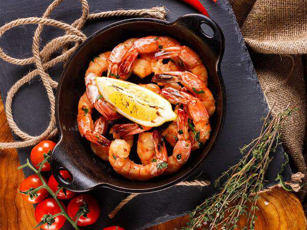 Фьюжн - Жареные креветки с чесноком и зеленью