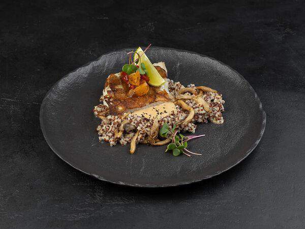 Театральный буфетъ - Филе судака с красным киноа и трюфельным соусом