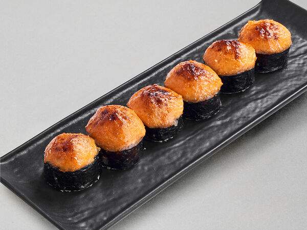 Mojo - Ролл запеченный с лососем и соусом из красной летучей рыбы