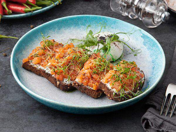 Барбошко - Брускетта с тартаром из семги и яйцом пашот