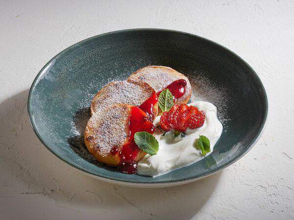 Pizzarella36 - Сырники из рикотты со сметаной и клубничным соусом