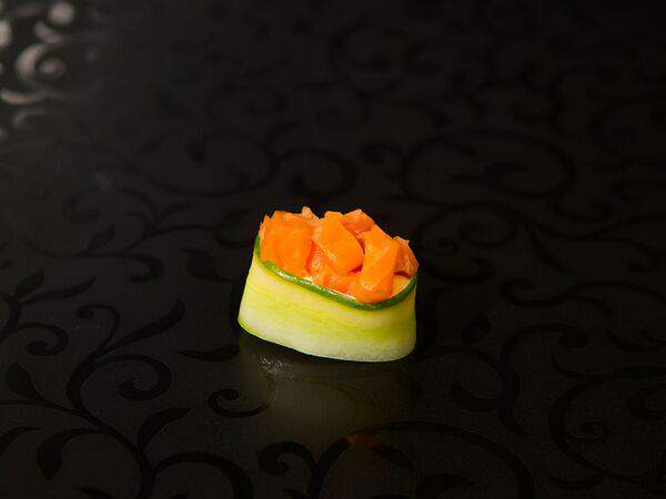 Sushi-country - Гункан острый с лососем и огурцом