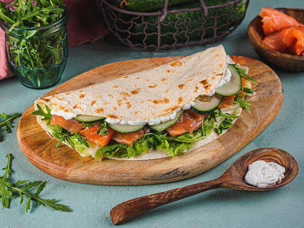 Тюбетей - Кыстыбургер с семгой и рукколой в сливочном соусе