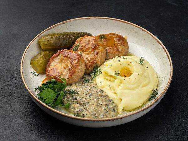 Моррис - Куриные котлеты с пюре и грибным соусом