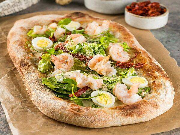 АндерСон - Пицца с креветками, листьями салата романо, перепелиным яйцом и домашней заправкой цезарь