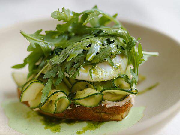 Мука & Вода - Тост с яйцом пашот, рийетом из копченого лосося и авокадо