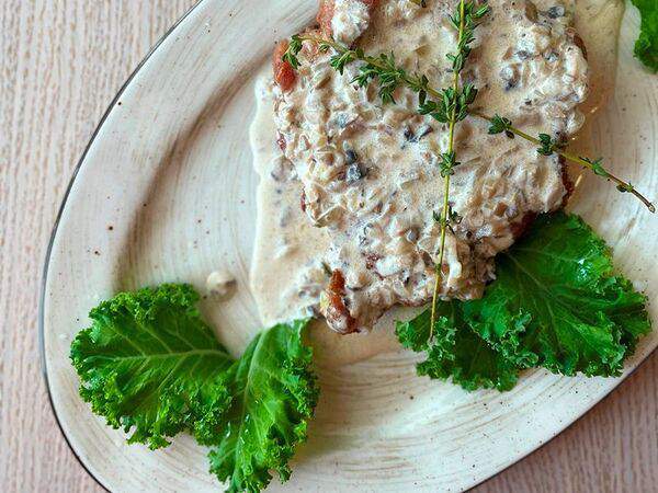 Иль густо - Стейк из cвинoй шеи со сливочно-грибным соусом