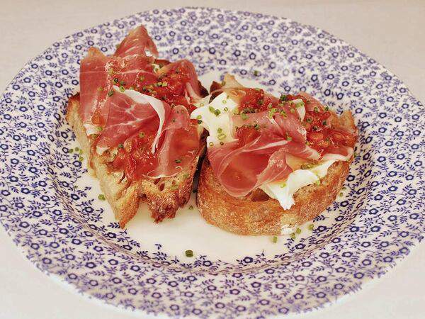 Oggi Bistro - Брускетта с пармской ветчиной и кремом из пармезана