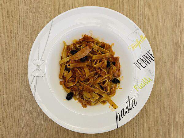 Изюм - Феттуччине с помидорами и ветчиной