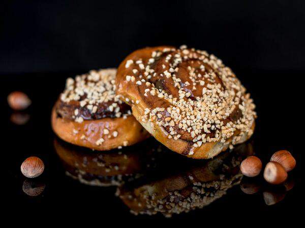 Брецель - Синабон с арахисом и карамелью