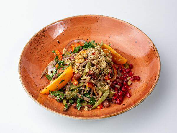 Персонажи - Салат с овощами, говядиной и фасолью