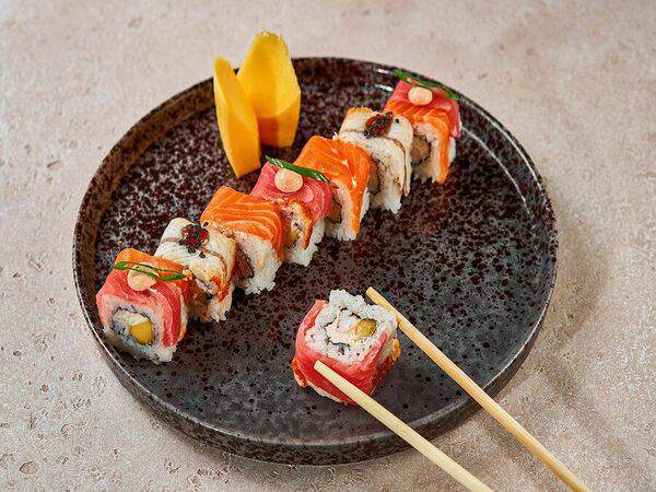 Суши муши - Ролл с манго, лососем, тунцом, угрем и креветкой