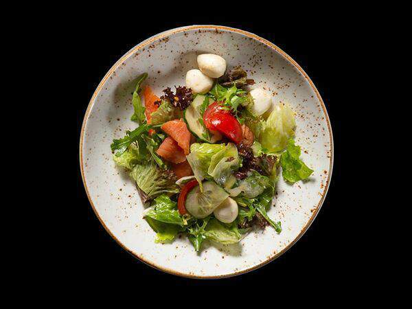 Fabrika - Салат с копченым лососем и моцареллой