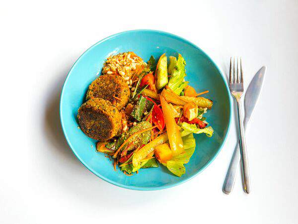 Каеф - Фалафели с микс-салатом и хумусом