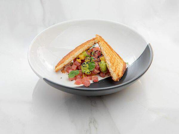 Воронка кофе и вино - Тартар из тунца с гуакамоле