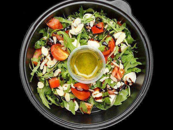 ПиццаФабрика - Салат капрезе с рукколой и миндальными лепестками