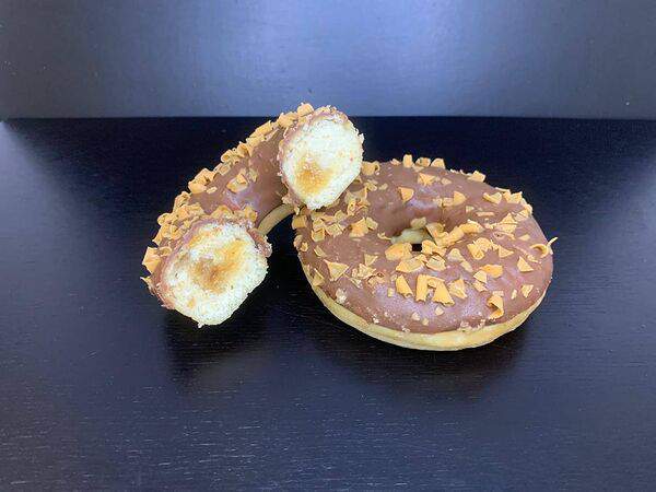 Пекарня Буханка - Донат с карамельной начинкой и посыпкой