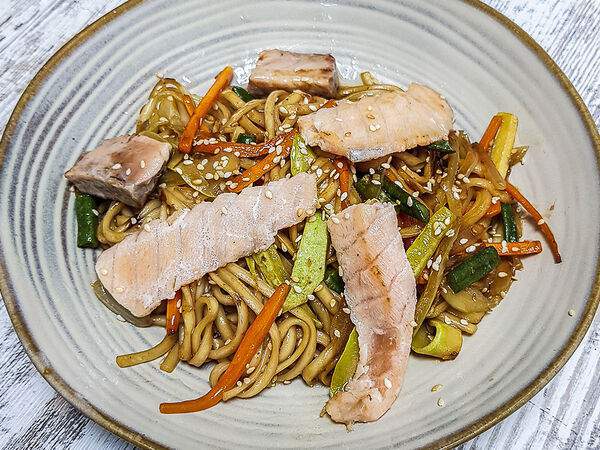 Wok & Roll - Вок с лососем